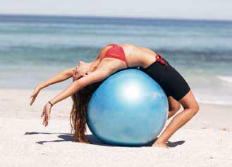 Frau am Strand mit Sitzball, ccvision